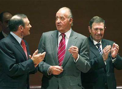 El  lehendakari  Ibarretxe (izquierda) y Miguel Lazpiur aplauden, en presencia del Rey, tras la conclusión del acto con el  Agur Jaunak .rnEl ex ministro Corcuera saluda efusivamente al monarca.