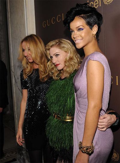 Madonna, entre Frida Giannini y Rihanna, ayer, en Nueva York.