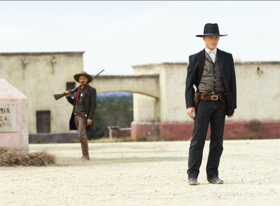 Viggo Mortensen, al fondo, y Ed Harris, en el duelo final de  Appaloosa. 