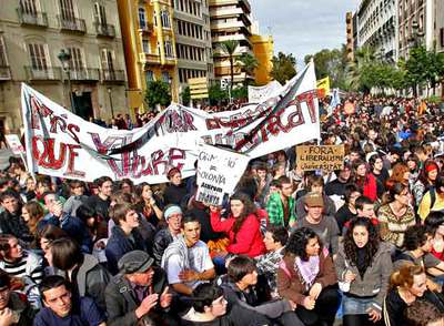 Unos 6.000 universitarios se manifestaron ayer en contra del proceso de Bolonia por las calles de Valencia.