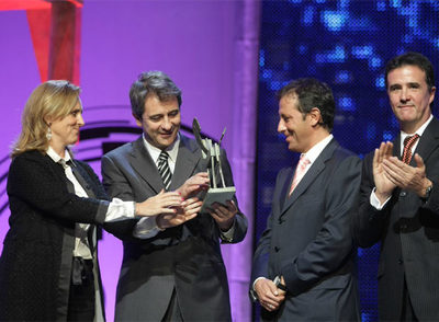 Manolo Lama, Paco González y José Ramón de la Morena recogen el Ondas de manos de Mercedes Milá.