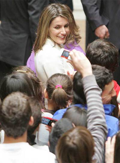 Los alumnos de Tomares reciben a doña Letizia