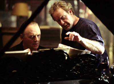 Anthony Hopkins (izquierda) y Ridley Scott, durante el rodaje de  Hannibal  (2001).