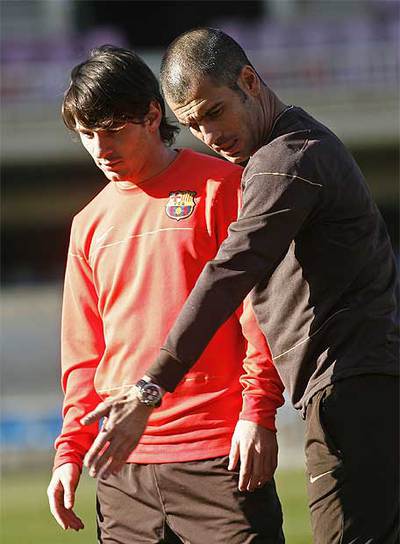 Messi atiende ayer las indicaciones de Guardiola.