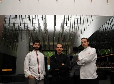 De izquierda a derecha, Ernesto Malasaña, José Luis Carabias y Miguel Díaz,  chefs  del restaurante sevillano Gastronium.