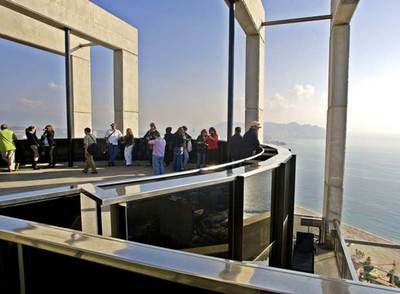 Vista de la playa y el Mediterráneo desde el Gran Hotel Bali de Benidorm (Alicante). En el edificio rodó escenas del filme  'La posibilidad de una isla'  el escritor y cineasta Michel Houellebecq.