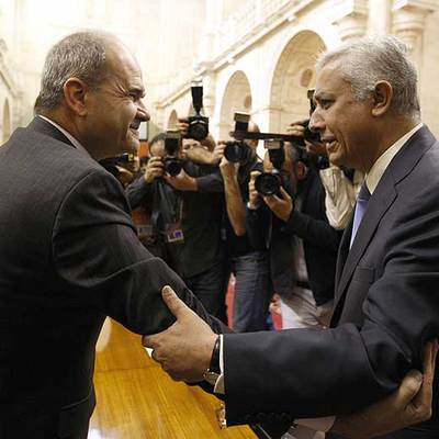 Chaves y Arenas se saludan en el Parlamento al comenzar la legislatura, el pasado abril.