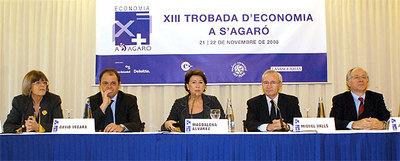 Magdalena Álvarez, ayer, entre David Vegara, secretario de Estado de Economía, y Miquel Valls.