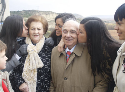 Paco Muro y su esposa reciben besos de sus nietas, en el homenaje que se le tributó ayer.