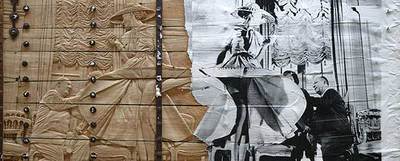  Estrella polar nº 3 , instalación de Zhang Huan sobre una puerta antigua de madera recubierta con una pantalla de seda. El hombre semiarrodillado es Christian Dior.