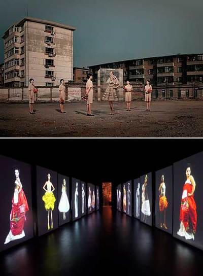 Arriba,  La extranjera en la caja de cristal , fotografía de Quentin Shih. A la derecha,  Sincronización , videoinstalación de Wang Gongxin.