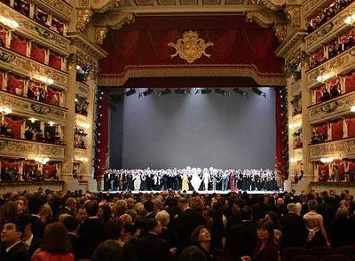 El elenco de  Europa reconocida,  de Salieri, con dirección de Ricardo Muti, recibe la ovación del público de la Scala de Milán en diciembre de 2004.