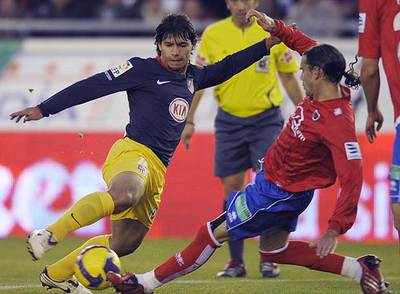 Agüero trata de eludir la acometida de Ortega.