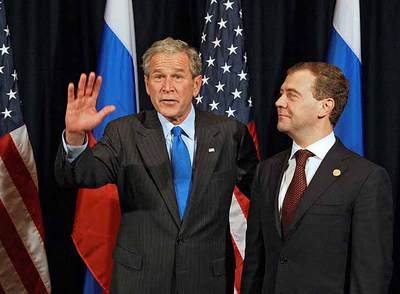 BUSH SE DESPIDE DE LAS CUMBRES