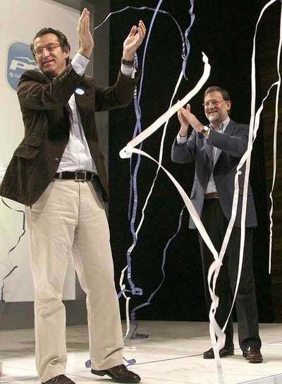 Feijóo y Rajoy, junto a los jóvenes y niños que el PP colocó ayer en el escenario del Palacio de Congresos de Santiago.