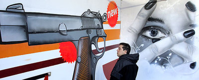 Uno de los  graffitis  contra la violencia machista expuestos en la Plaza de Vázquez de Mella.