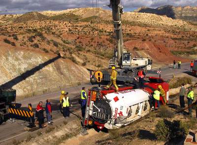 Fuga de gasóleo de un camión accidentado en Xixona