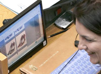 DE TIENDAS DESDE EL ESCAÑO DEL PARLAMENTO