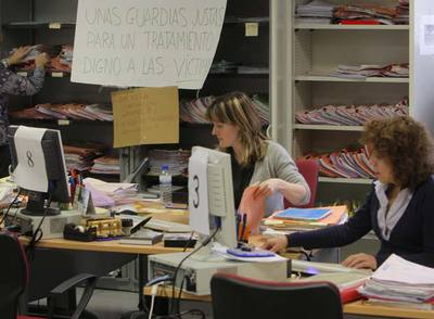 Carpetas y pancartas en el juzgado de violencia machista