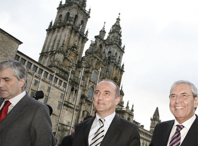 Miguel Sebastián, entre el conselleiro de Industria, Fernando Blanco, y Emilio Pérez Touriño, ayer en Santiago.