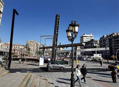 Sólo una de las antiguas farolas de la plaza ha sobrevivido y convive con las altas esculturas diseñadas en la nueva urbanización.