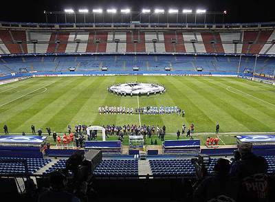 El Atlético y el PSV, en un Vicente Calderón vacío.