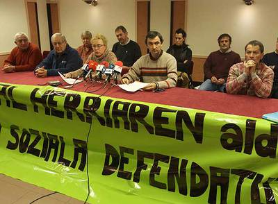 Representantes de la izquierda  abertzale  en BBK y Kutxa, durante su cita de ayer con los medios informativos en San Sebastián.