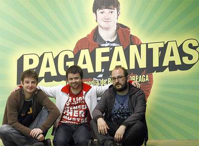 De izquierda a derecha, Gorka Otxoa y Álex Tejería, actores de  Pagafantas,  y su director, Borja Cobeaga, en la presentación ayer de un avance de la película.