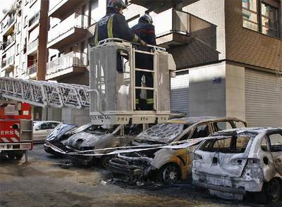 Dos niños afectados por el incendio de cinco coches en Valencia