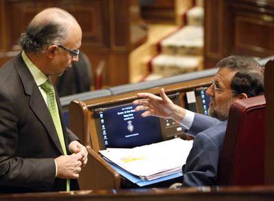 Mariano Rajoy conversa con Cristóbal Montoro en el Congreso de los Diputados.