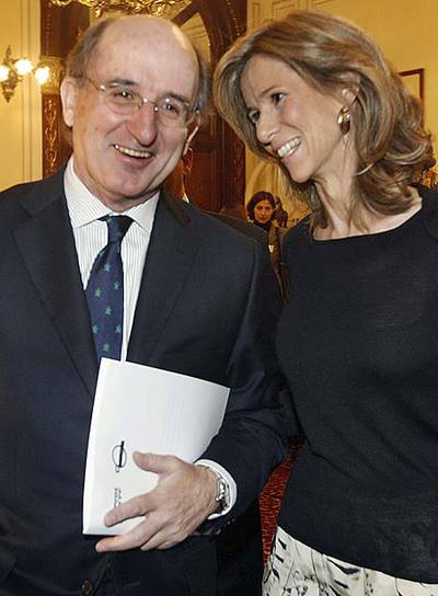 Brufau, junto a la ministra de Ciencia, Cristina Garmendia.