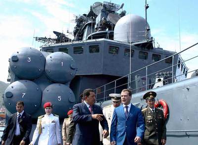Hugo Chávez (izquierda) y Dmitri Medvédev visitan el destructor ruso  Almirante Chabanenko , en el puerto venezolano de La Guaira.