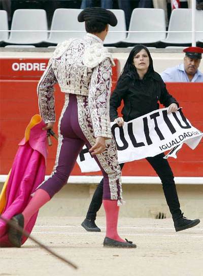 Manifestante antitaurina durante una corrida en la Monumental.  