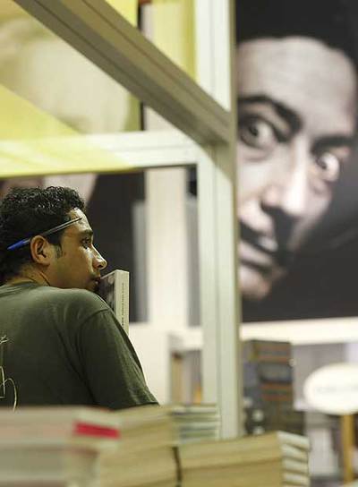 Una fotografía de Dalí preside uno de los  stands  de la Feria del Libro de Guadalajara.