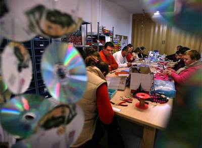 Taller de bisutería de Albero Artesanos, algunos de cuyos collares y pendientes ha paseado Francis Montesinos en Cibeles.