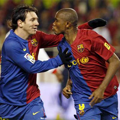 Messi y Eto'o celebran el gol del camerunés, el primero del Barça.