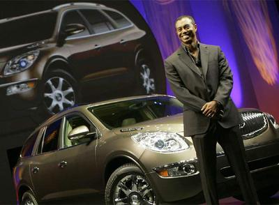 Tiger Woods posa sonriente para un anuncio de coches.