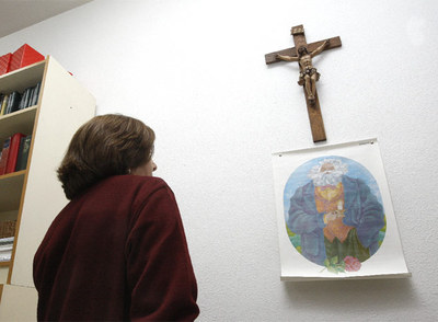 La cruz y Marx en un centro de Madrid.