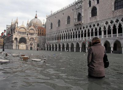 Una mujer atraviesa la plaza de San Marcos durante el  acqua alta. 