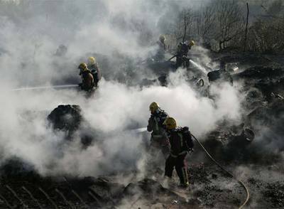 Bomberos de la Generalitat, ayer durante las labores de extinción del incendio en la empresa de plásticos de Reus.