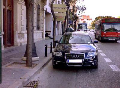 La presidenta de las Cortes aparca su coche oficial en el carril bus