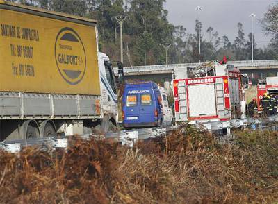 Una ambulancia y dos camiones de bomberos intervienen en uno de los dos accidentes múltiples que se produjeron ayer en la AP-9.