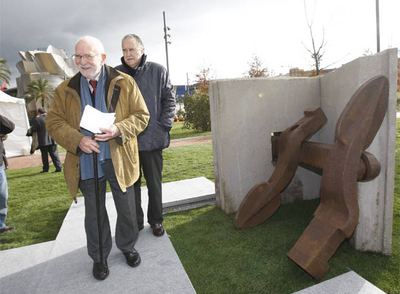 Anthony Caro, ayer, junto a su escultura  Explorer's Book  en Abandoibarra. Tras Caro, Iñaki Azkuna.