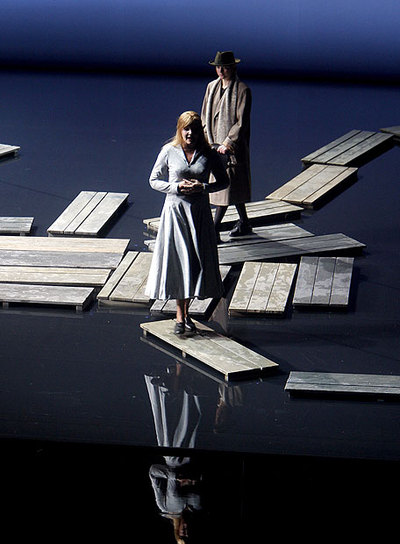 Karita Mattila, de blanco, en   Katia Kabanova , en el Teatro Real.