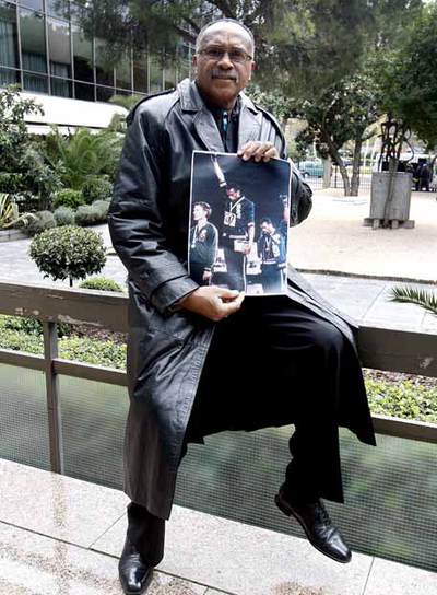 Tommie Smith, ayer en Madrid, con la imagen de su gesto de 1968 en lo más alto del podio de los 200 metros.