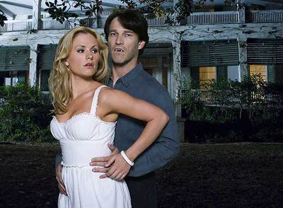 Una imagen de Sookie y el vampiro Bill, los protagonistas de  True blood.  