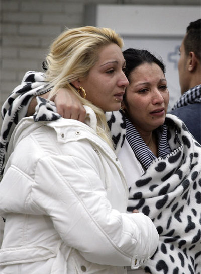 Arriba, dos mujeres esperan noticias de sus familiares en el hospital de Vall d'Hebron.