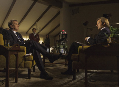 Michael Sheen (derecha), que interpreta a David Frost, entrevista al Richard Nixon, encarnado por Frank Langella, en  El desafío. Frost contra Nixon. 