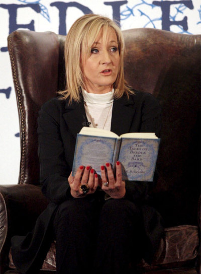 J. K. Rowling,  durante la lectura de  Los cuentos de Beedle el bardo. 