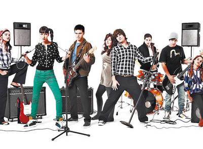 Los protagonistas del nuevo culebrón juvenil de Cuatro, listos para robarles las portadas  teen  a  Física o química  o  El internado .